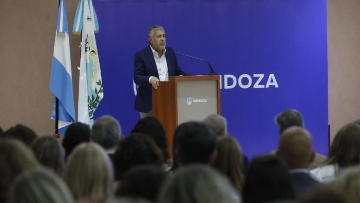 Alfredo Cornejo durante el acto oficial de inicio del ciclo lectivo 2024 en San Rafael.