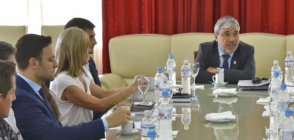 Federico Simón (de saco azul) ya en su cargo en el Instituto de Ayuda Financiera que comanda el mendocino Roberto Fiochi. Federico Simón (de saco azul) ya en su cargo en el Instituto de Ayuda Financiera que comanda el mendocino Roberto Fiochi.