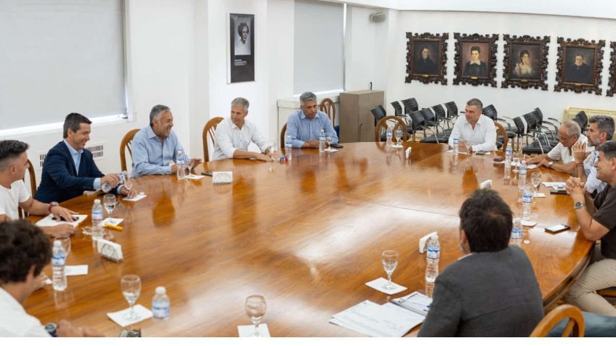 Intendentes radicalese y peronistas participaron en la reunión con el Gobernador Alfredo Cornejo- Intendentes radicalese y peronistas participaron en la reunión con el Gobernador Alfredo Cornejo-