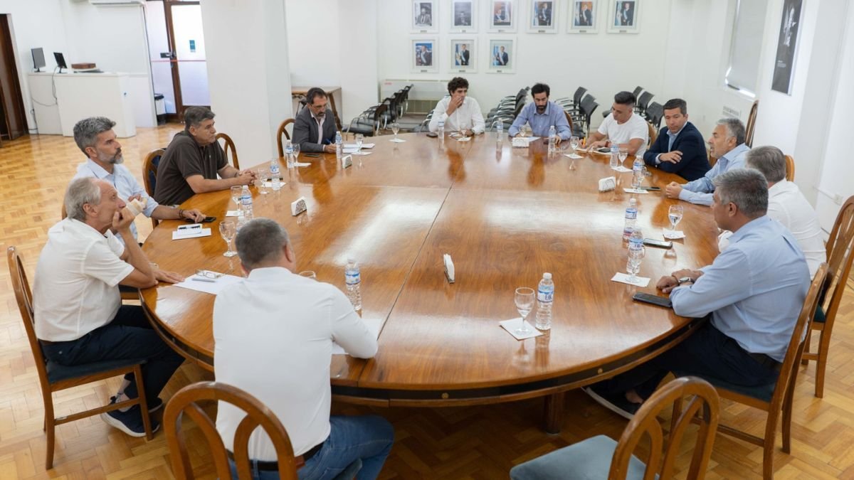 El gobernador Alfredo Cornejo se reunió con los intendentes para explicarles la dura situación de Mendoza en cuanto a recursos. Foto: Gobierno de Mendoza El gobernador Alfredo Cornejo se reunió con los intendentes para explicarles la dura situación de Mendoza en cuanto a recursos. Foto: Gobierno de Mendoza