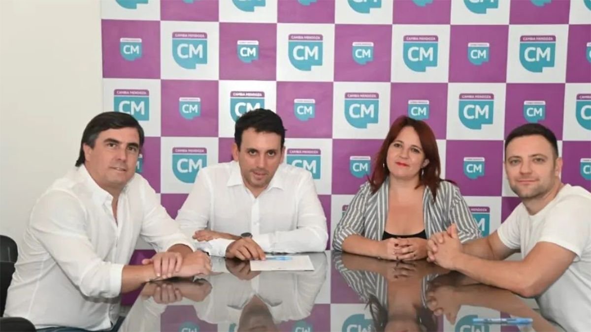 Federico Simón, que lideró la línea interna Alternativa al Cambio, se sumó a Cambia Mendoza para respaldar la candidatura de Luis López a la intendencia de Tunuyán. Federico Simón, que lideró la línea interna Alternativa al Cambio, se sumó a Cambia Mendoza para respaldar la candidatura de Luis López a la intendencia de Tunuyán.