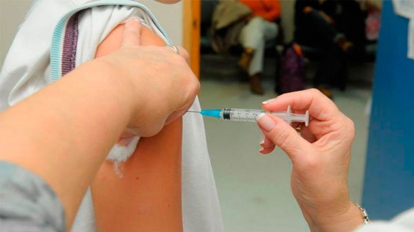 Le piden a Cornejo que compre vacunas contra el dengue